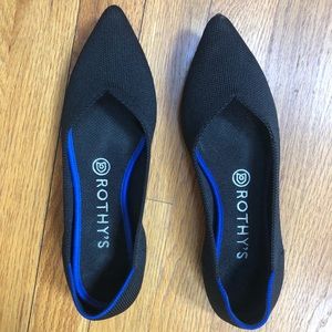 Black pointed Rothys. Excellent condition!!